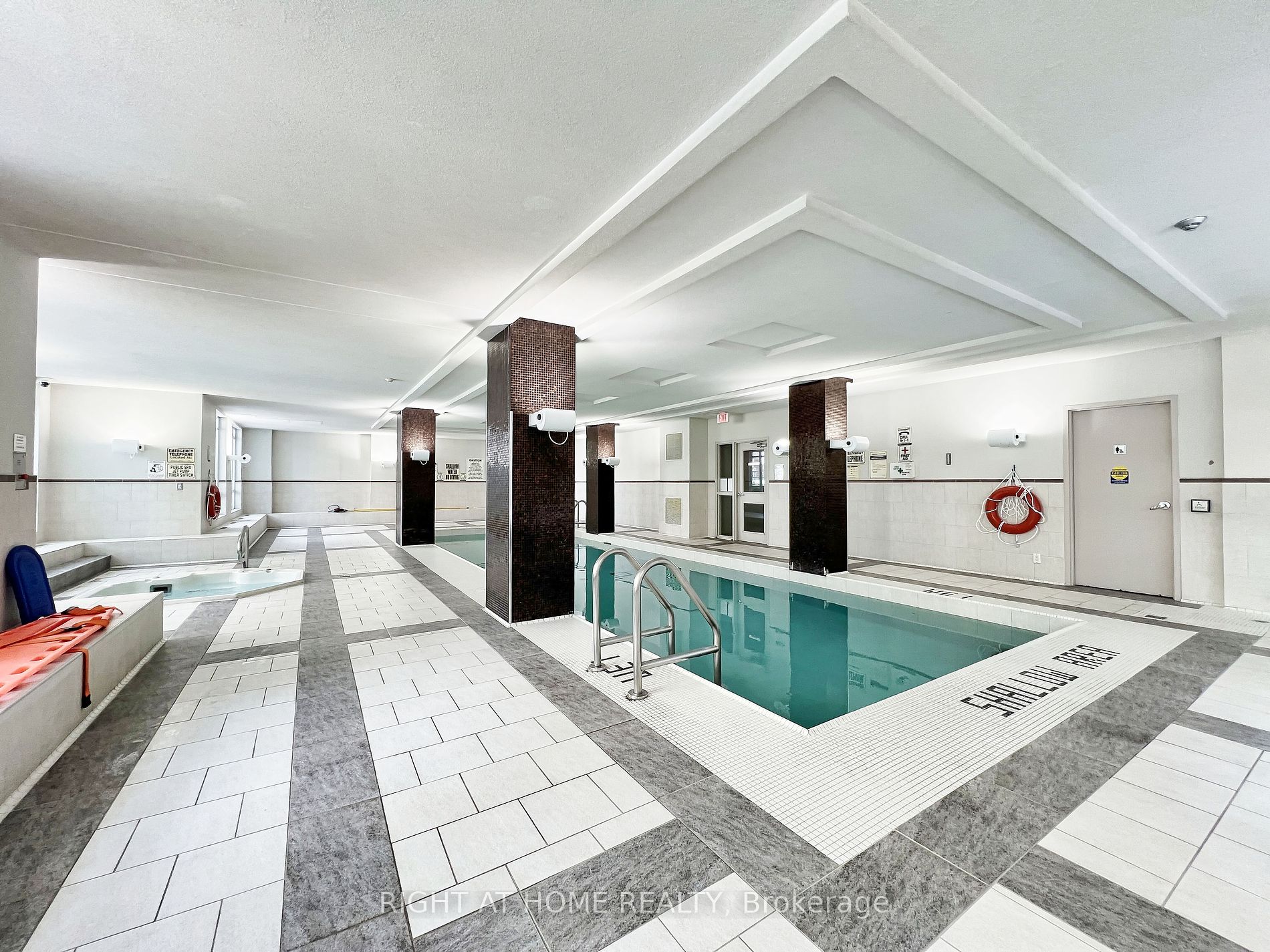 212 E Eglinton Ave 502