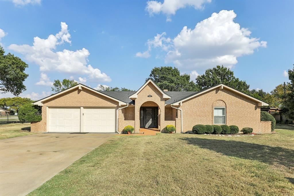 Charming 3-Bedroom Home on 0.76 Acres – Just Minutes from the City!
Don’t miss this beautifully updated home sitting on a spacious 0.76-acre lot just outside the city limits! Enjoy the peace of country living with the convenience of being only minutes from town.
This well-maintained home features: 3 bedrooms, 2 full bathrooms
Updated flooring and fresh interior paint throughout, modern ceiling fans and built-in surround sound system in living room. Tons of storage space throughout the home, additional storage room with built-in cabinets and 220V power – ideal for a workshop, hobby space, or extra storage
With plenty of outdoor space, this property offers room to relax, play, or expand. Whether you're looking for a quiet retreat or a place with potential to grow, this home has it all.
Schedule your showing today!