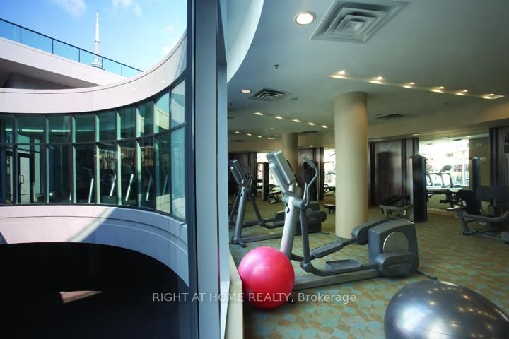 16 Yonge St 803
