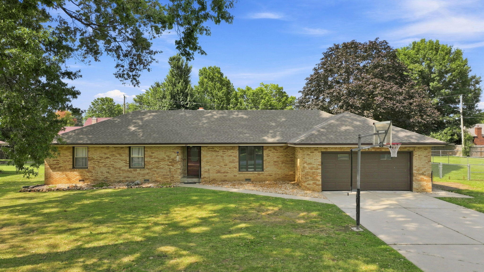 109 W Aven Avenue