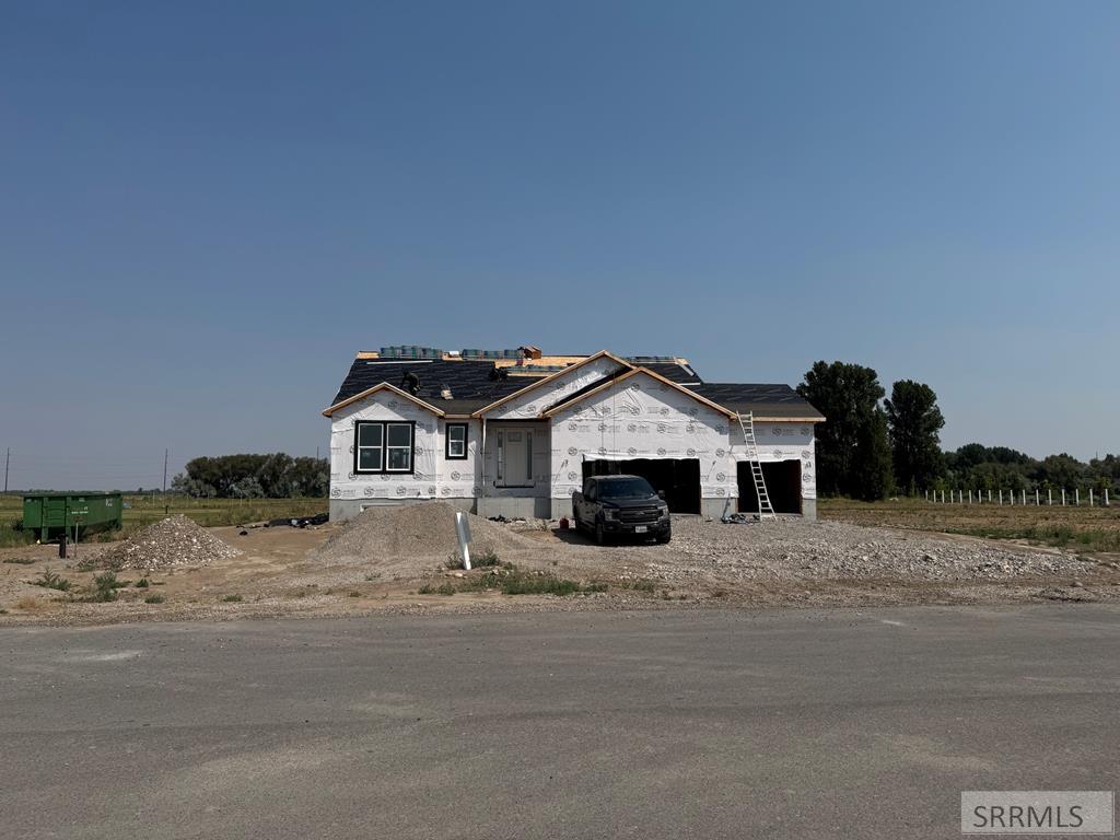 3771 E 369 N