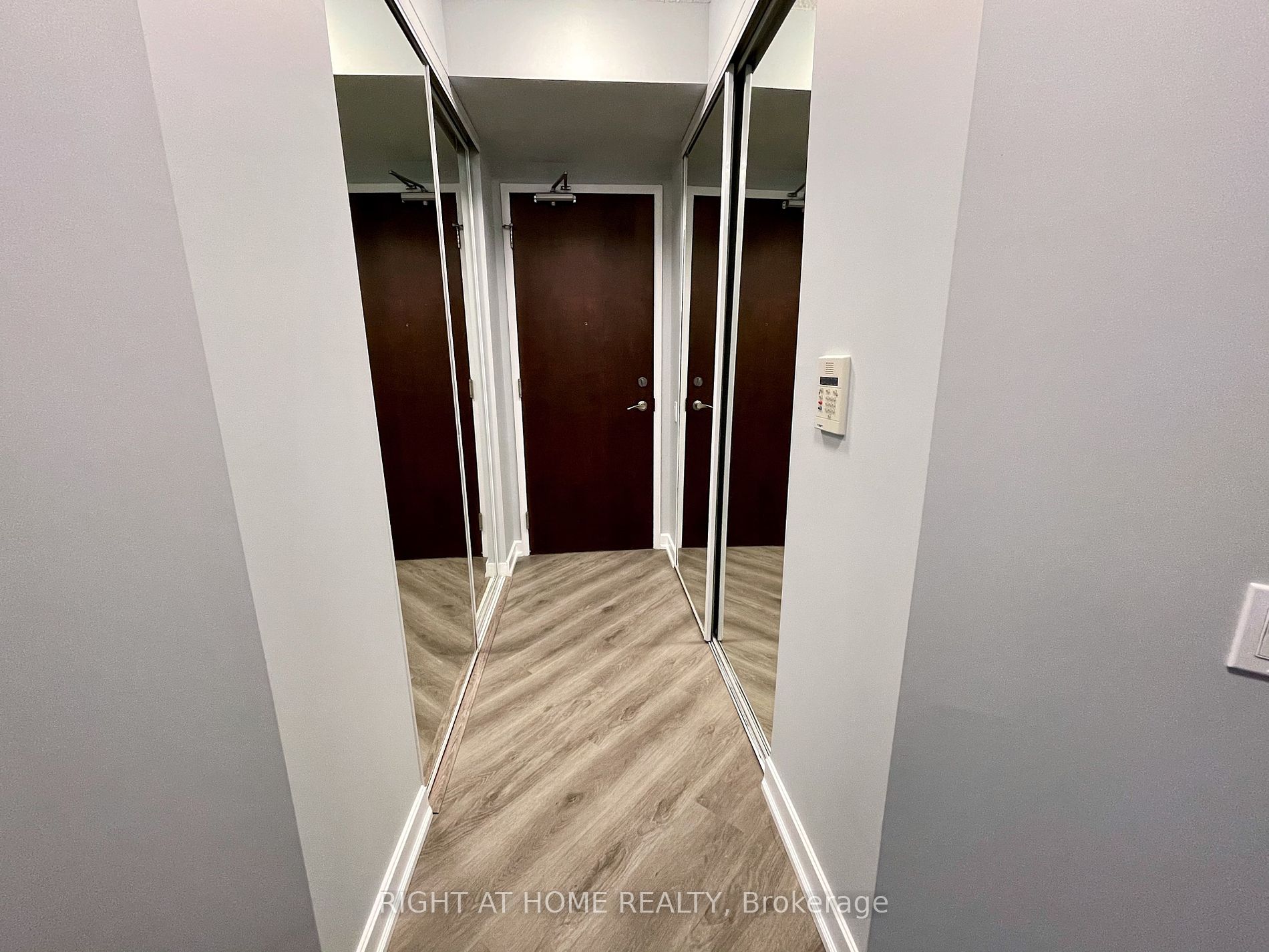 85 E Bloor St 902