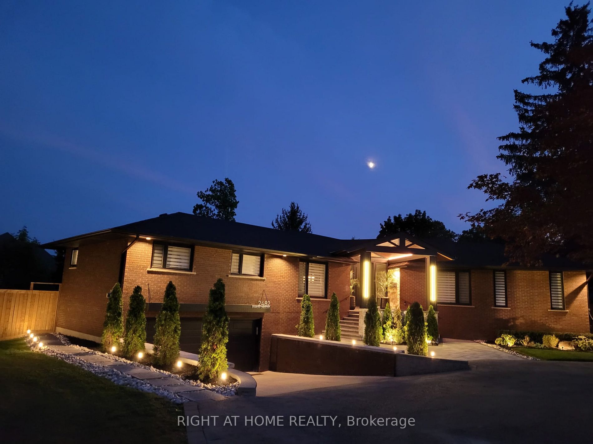 2482 E Sharon Cres