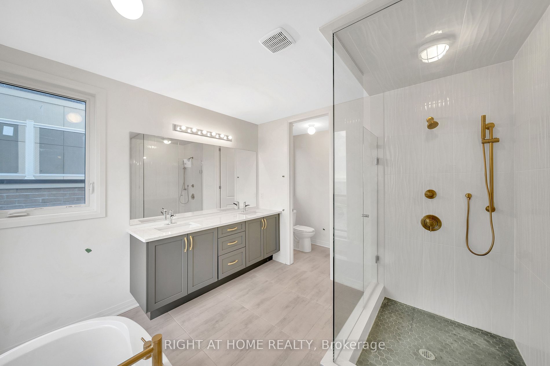 275 Port Darlington Rd