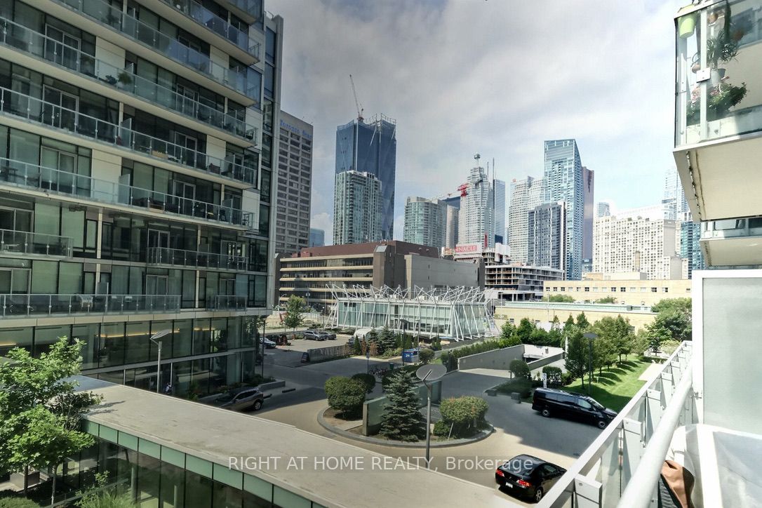 39 E Queens Quay 330