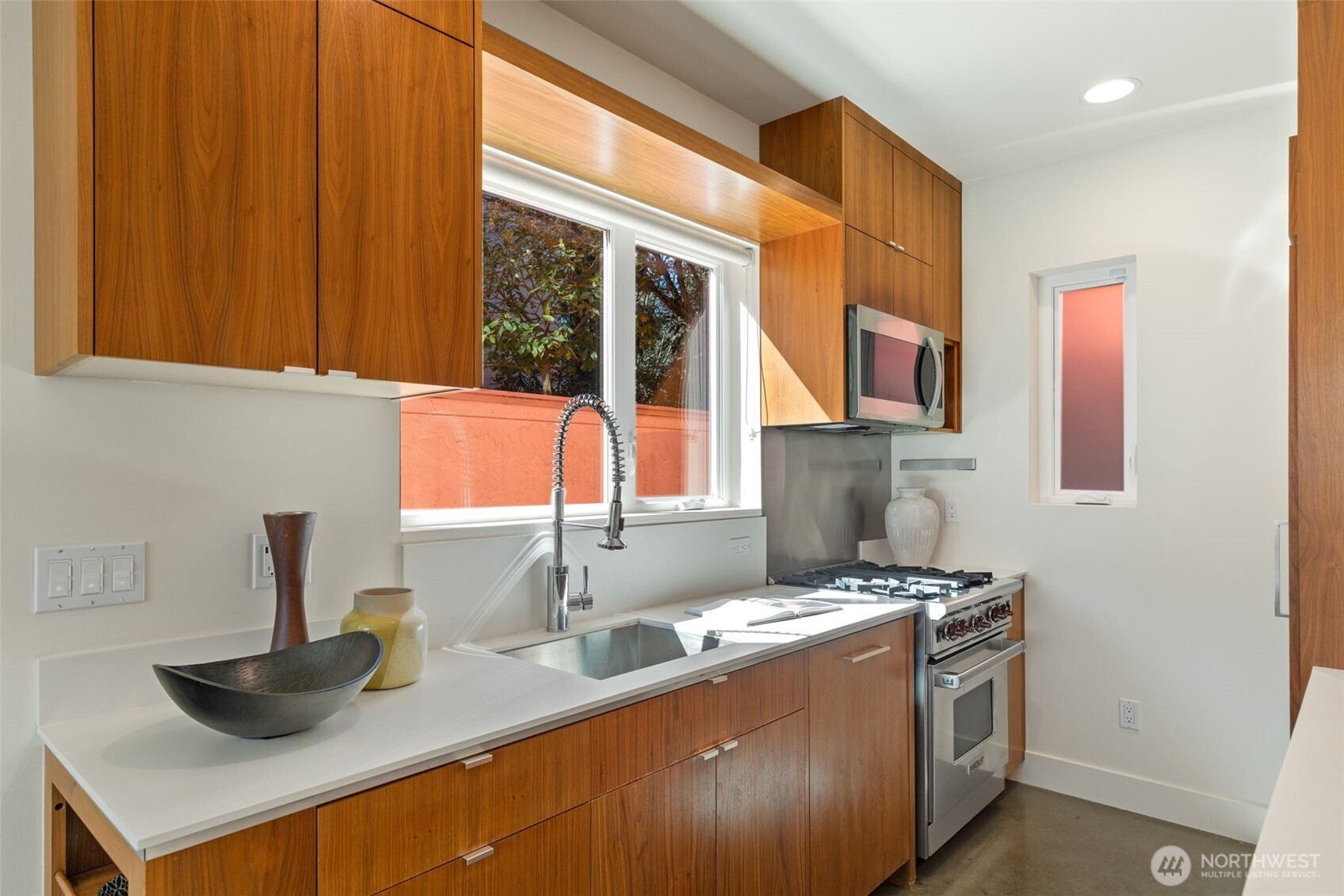 1529 Grandview Place E