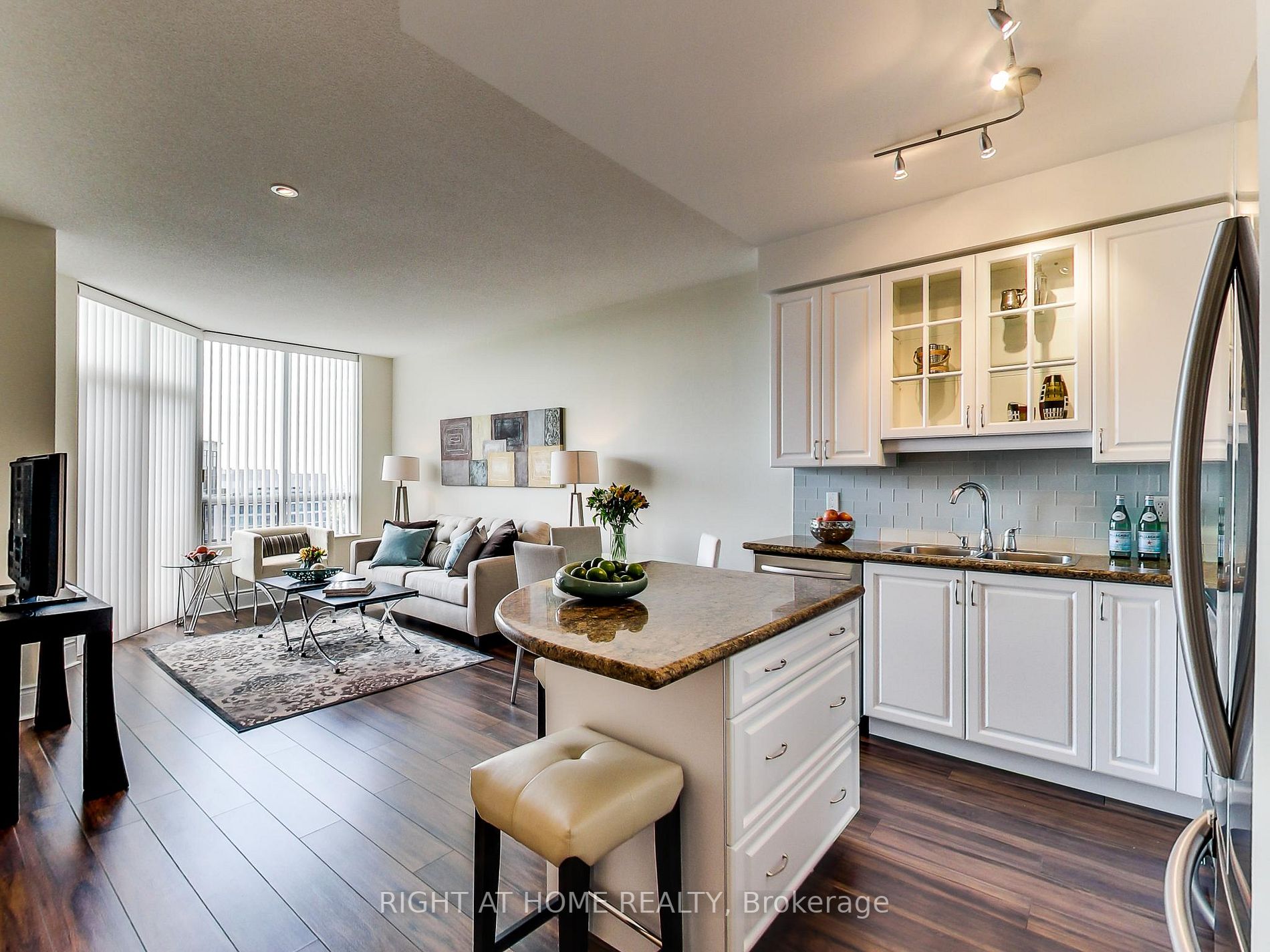 80 Harrison Garden Blvd 2923