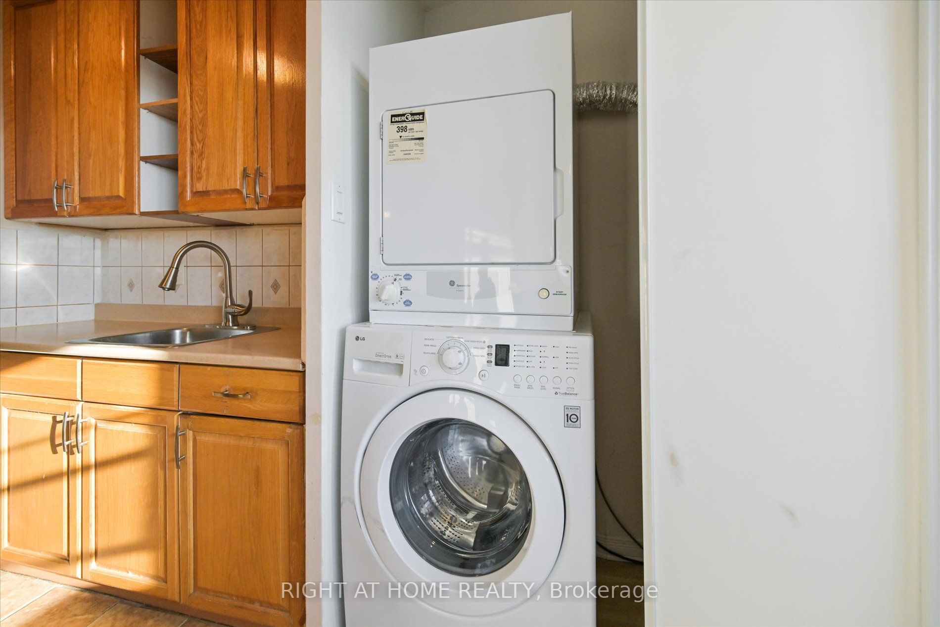 3105 Queen Frederica Dr 905