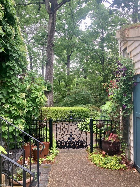 828 De La Fayette Court