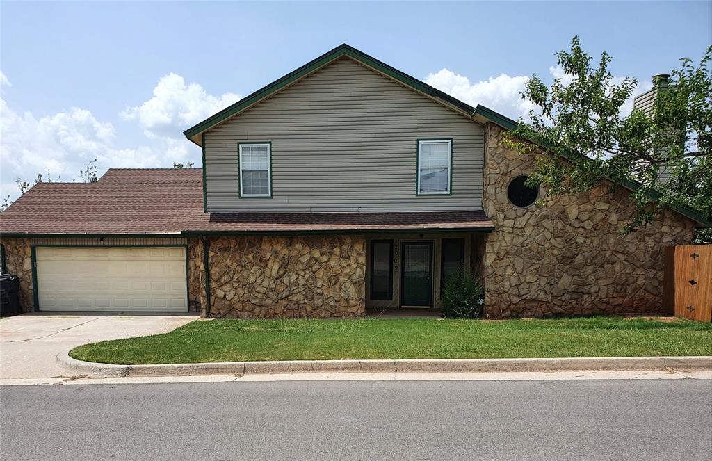 3 bed, 2 bath and 2 car garage duplex at the central part of the city.