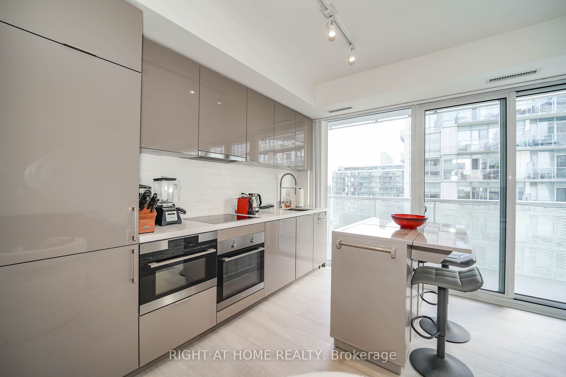 15 E Queens Quay 707