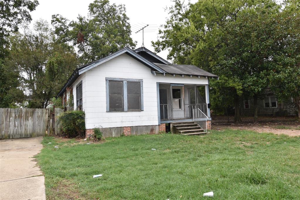 Your next great investment opportunity is here! This property is priced to sell and offers strong potential for rental income. Don’t miss your chance to add this one to your portfolio. Come take a look and submit your offer today before it’s gone!