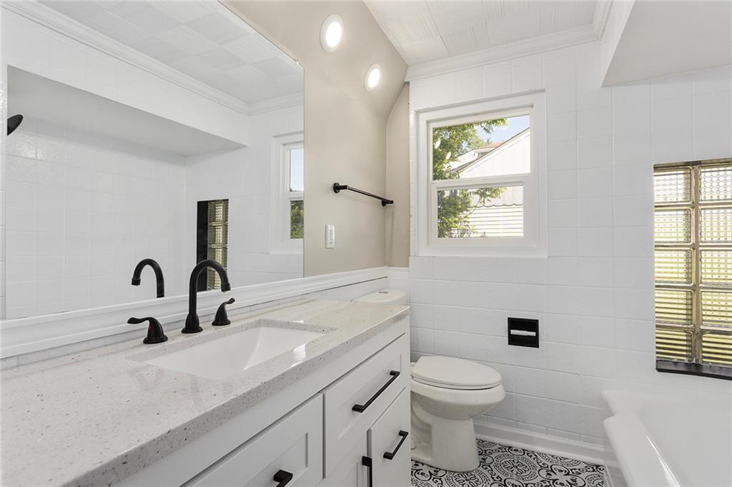 3705 N Walrond Avenue