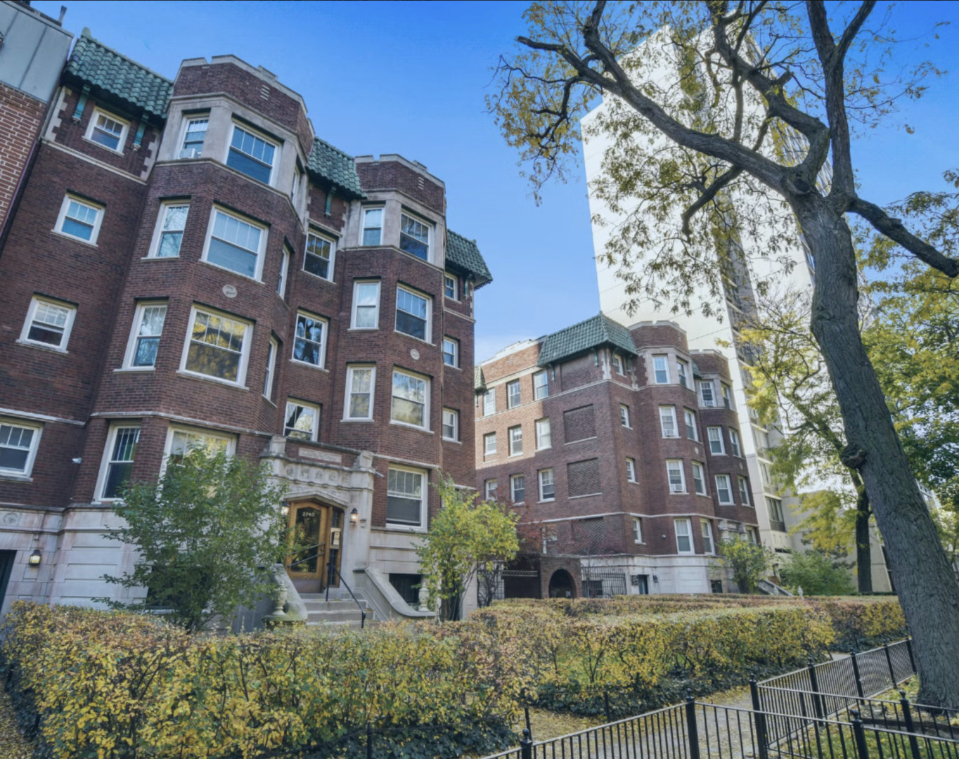 This is a fully remodeled Convertible/Jr. 1-Bed lives like a 1-Bedroom. The unit features: stainless appliances (including dishwasher), two in one laundry in-unit, brand new kitchen, brand new bathroom, mini-split air conditioning system. The building features a brand new fitness center, as well as a resident lounge / co-working space. There is also on site bike storage, self-storage lockers, and a package room. SELF GUIDED TOURS AVAILABLE TO PROSPECTIVE RENTERS! Self-guided tours are powered by Aigentless and are available daily from 5am - 10pm. To schedule your tour and visit the property in person, download the "Aigentless" mobile app- Renters may do self-guided tours independently or with their broker.