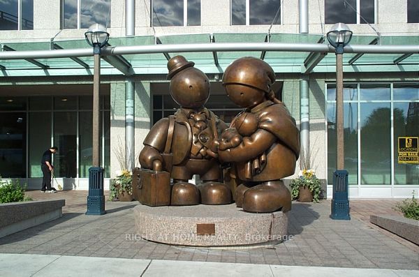 18 Yonge St 1201