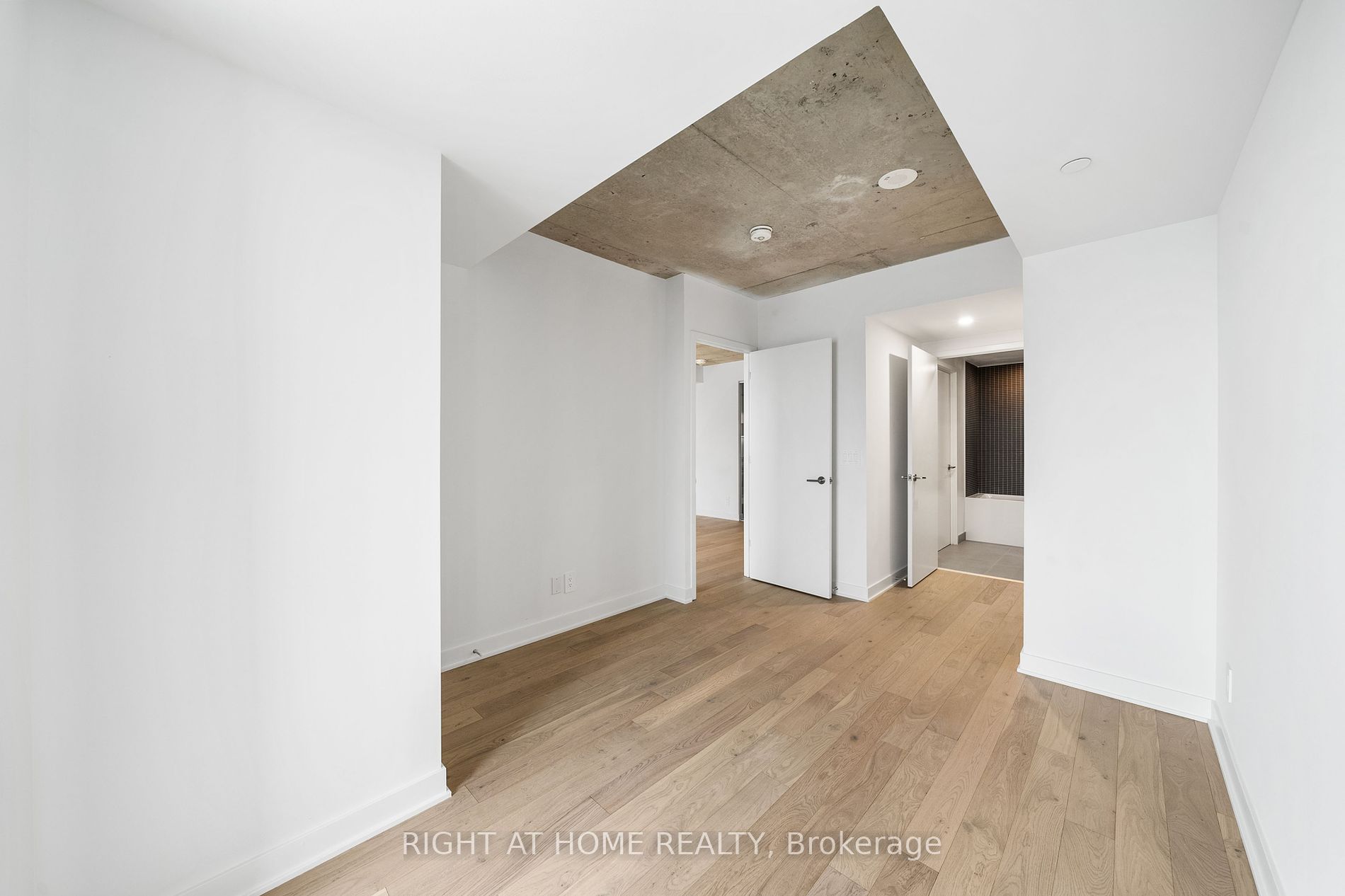 2720 Dundas St 520