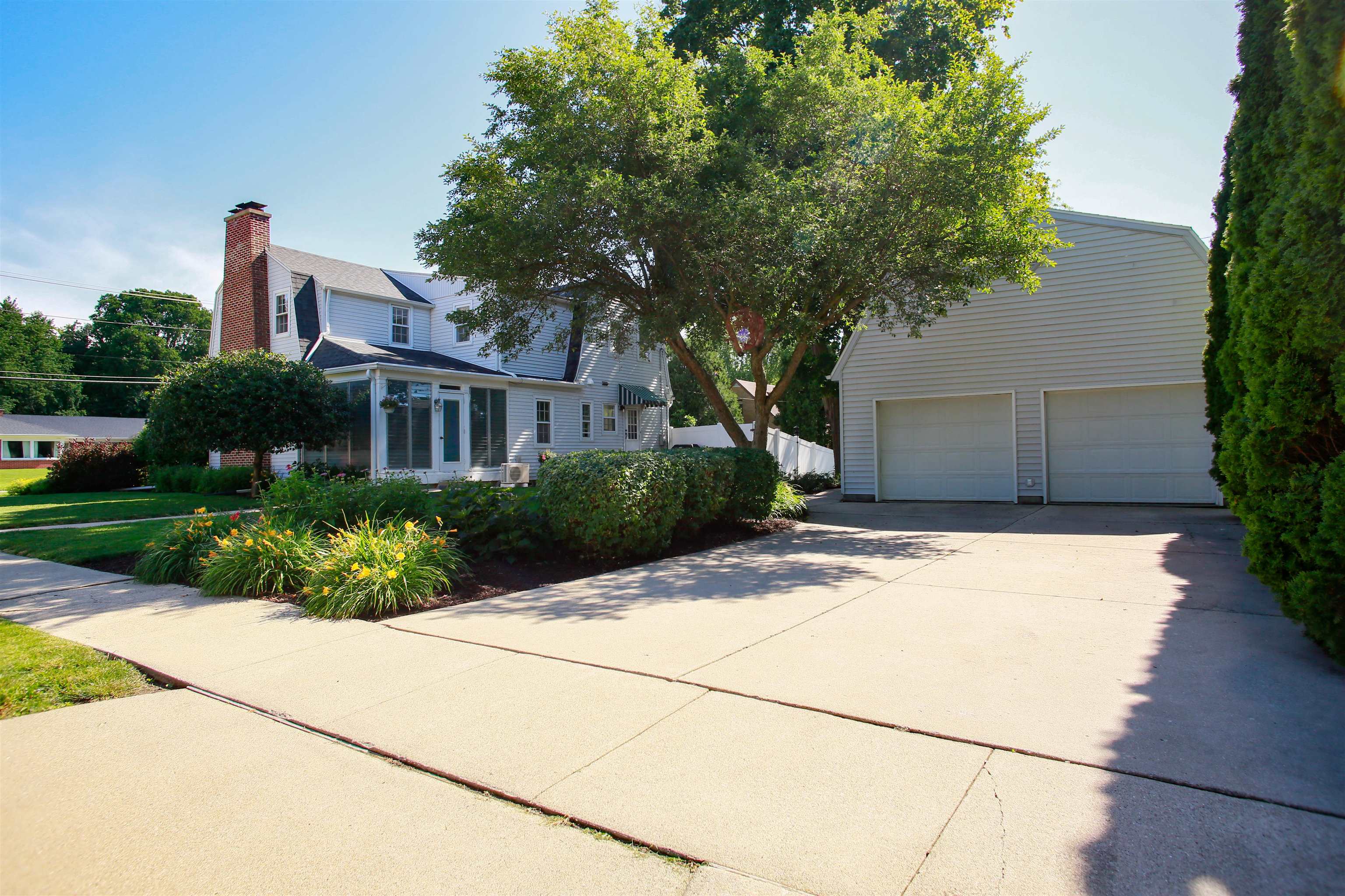 1325 W Lincoln