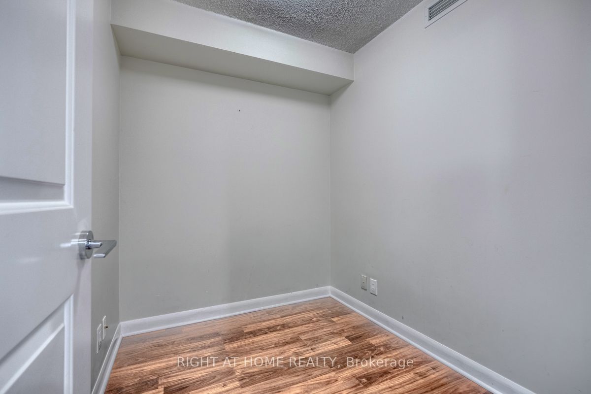 25 Town Centre Crt 2611