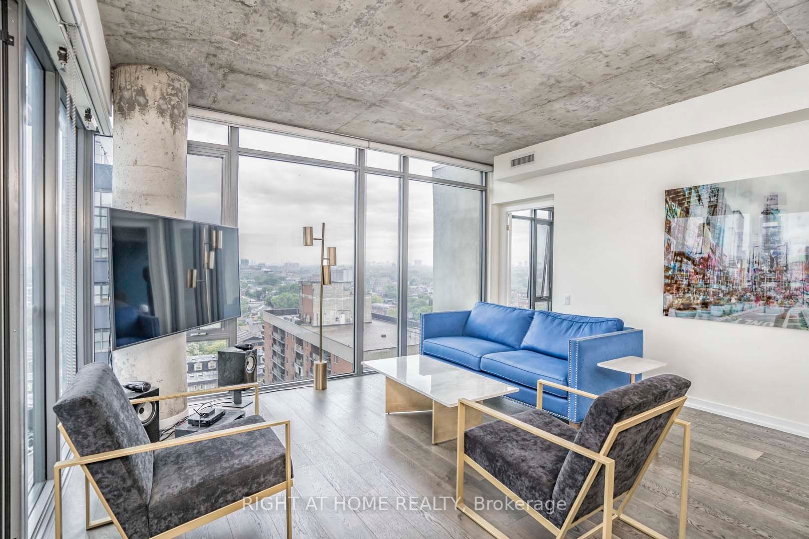 95 Bathurst St 1405