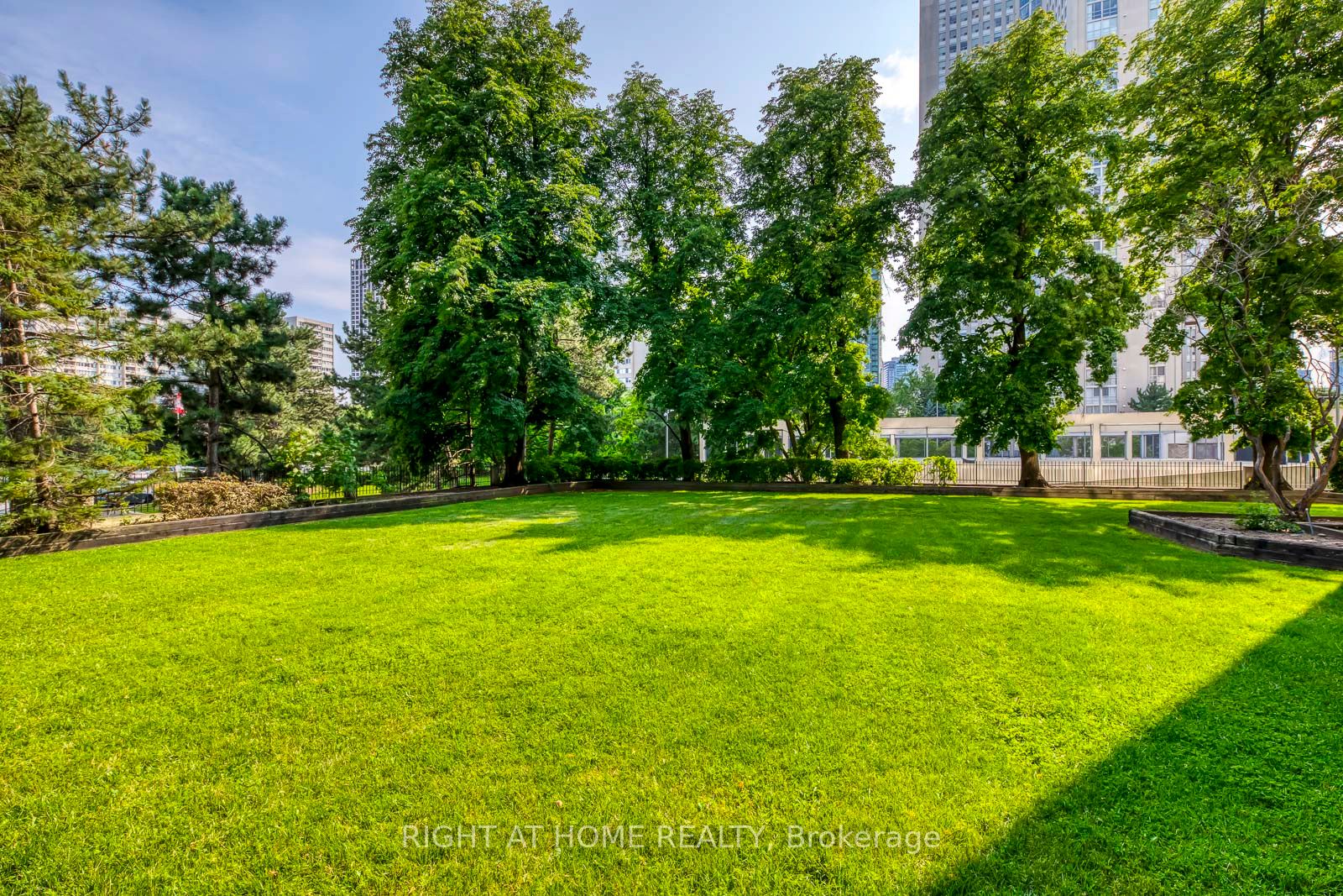 3700 Kaneff Cres 1412