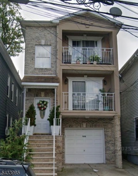 1058 William St 2