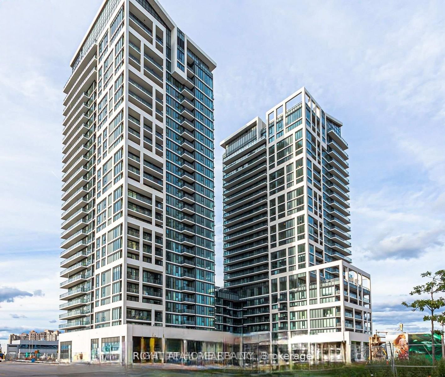 9000 Jane St Ph-2701