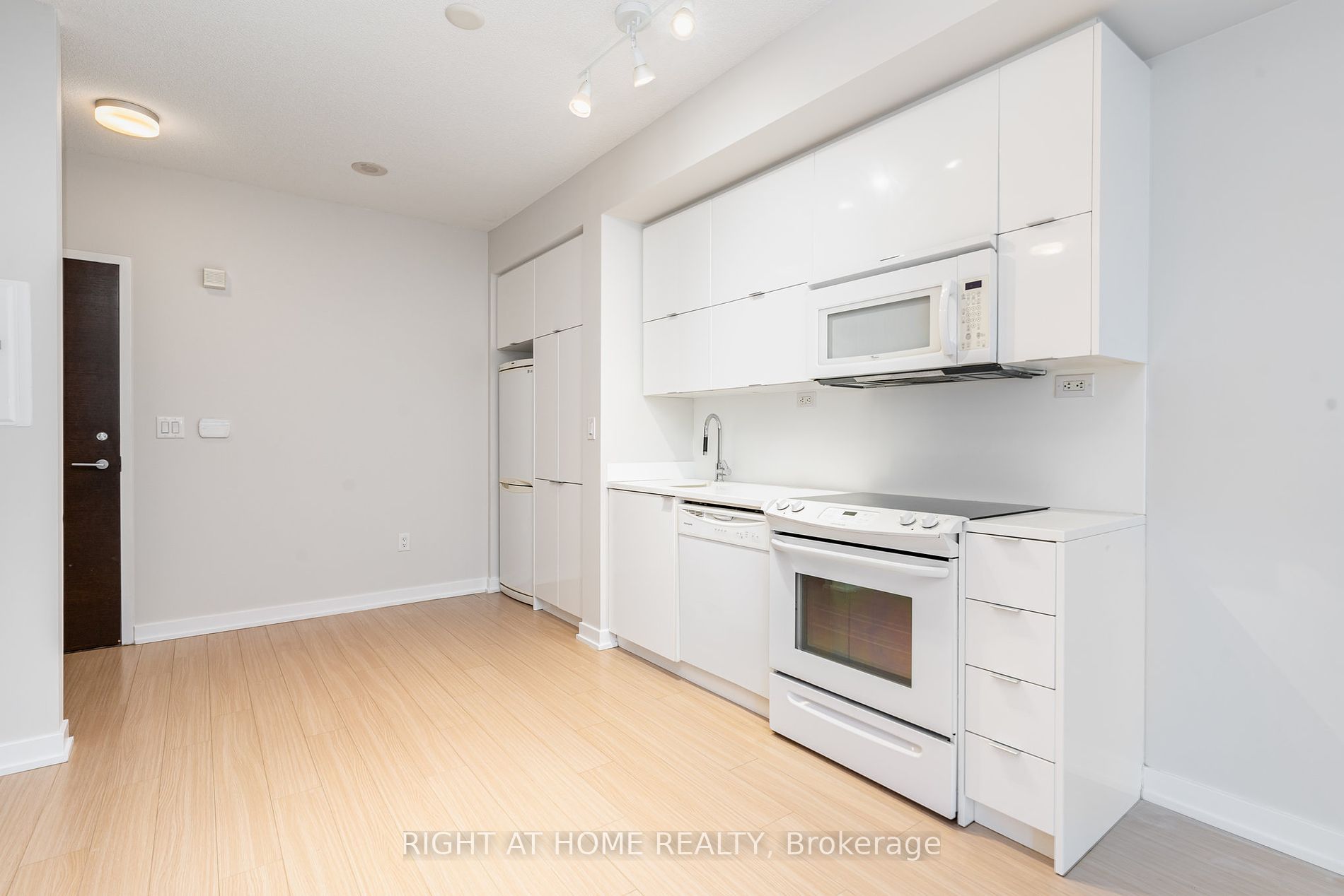 21 Iceboat Terr 3703