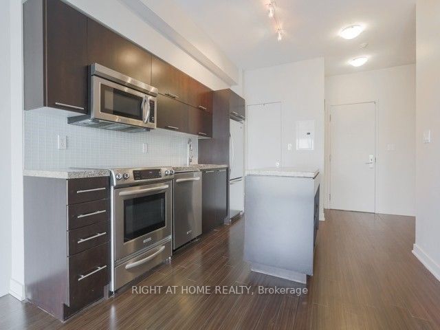 126 Simcoe St 3105