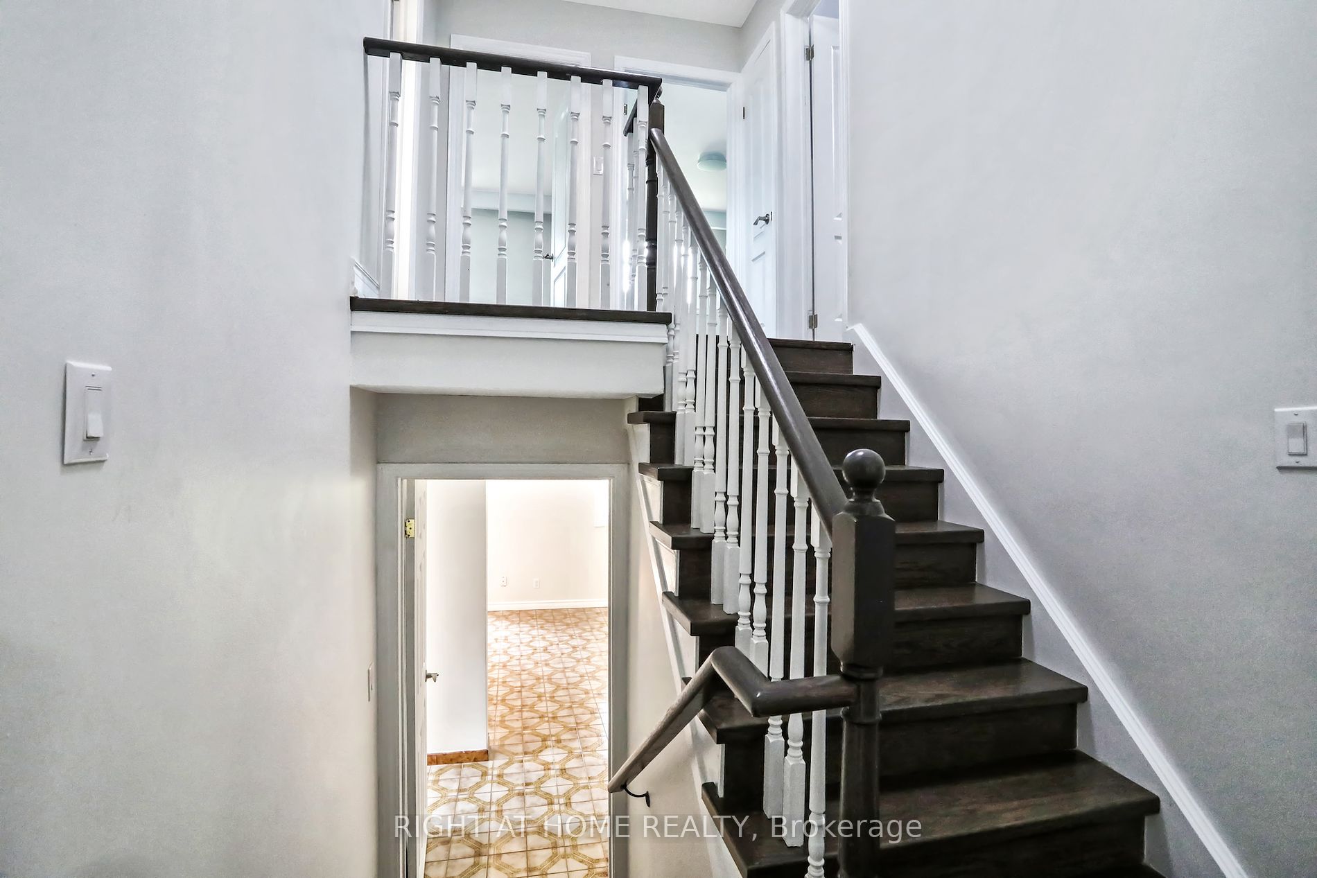 16 Kingsdown Dr Upper