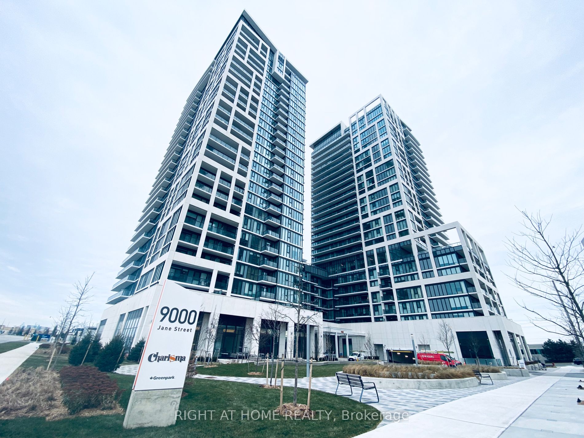 9000 Jane St 1424