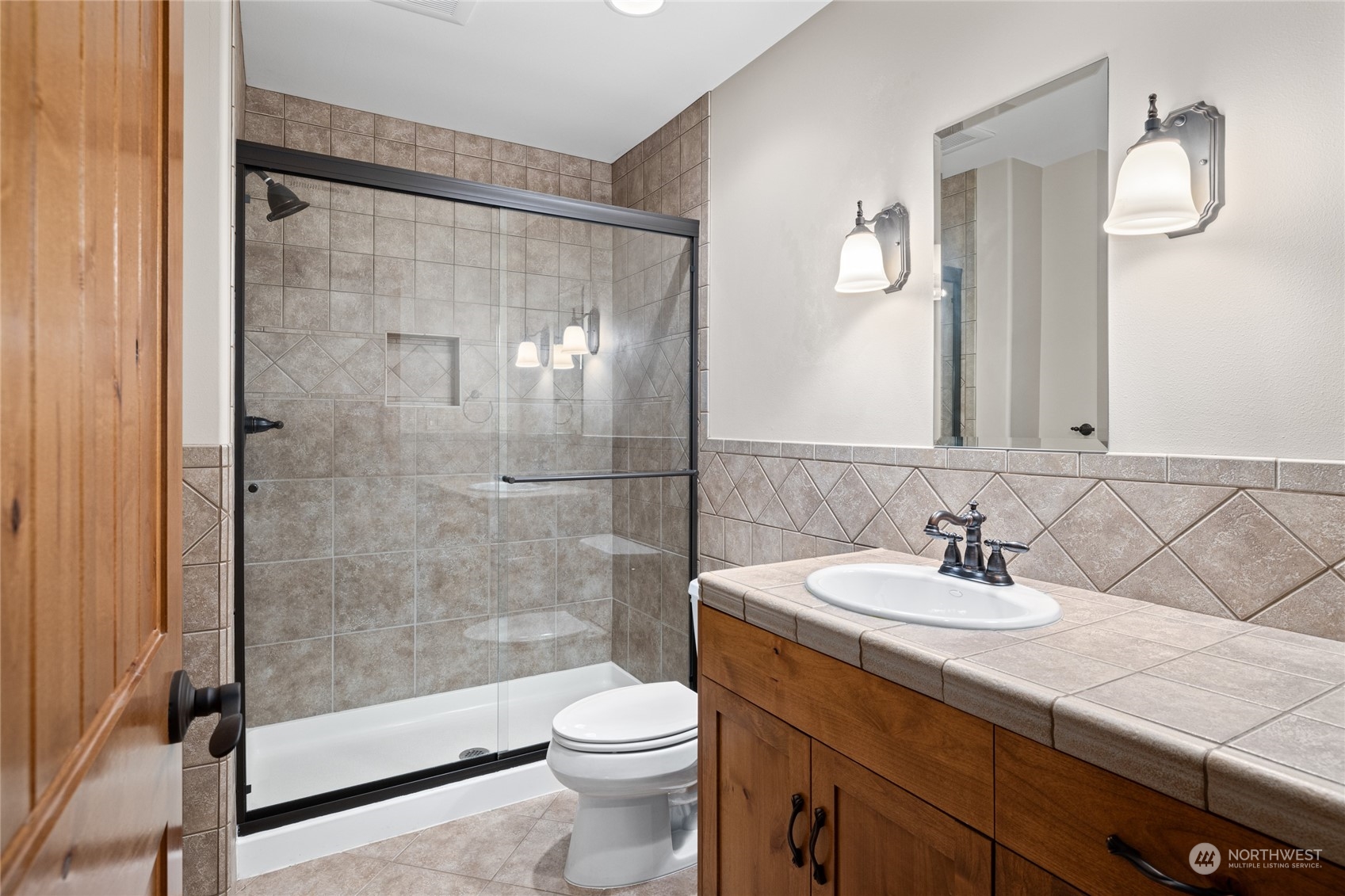 Upstairs Full Bathroom