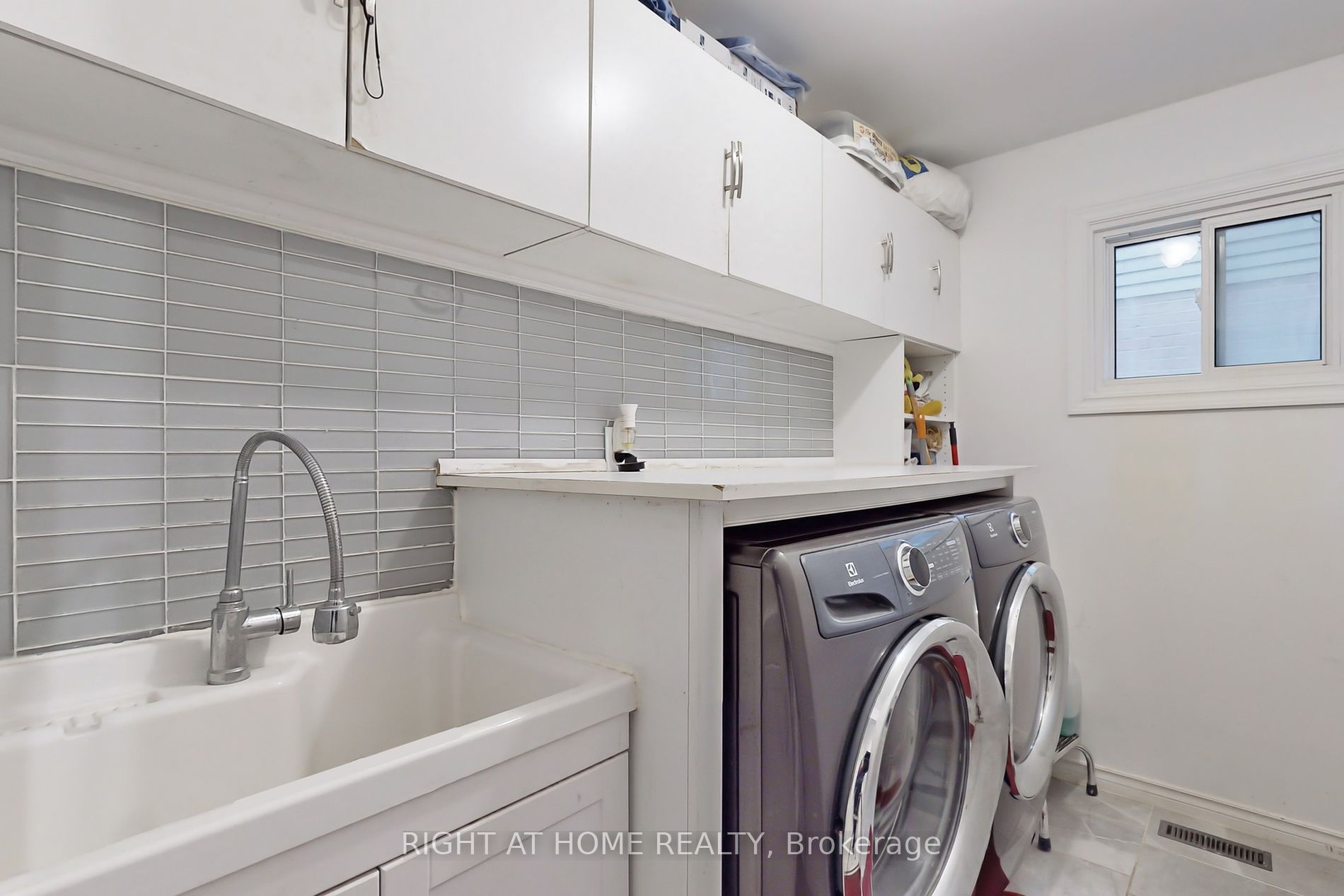 22 W Carr Dr