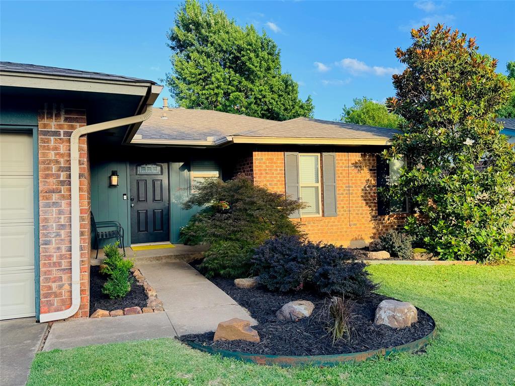 ***Welcome to this adorable / traditional style home in Edmond Schools.   3 bed 2 bath 2 car   Conveniently located near shopping, schools, restaurants, etc.   Some of the features and updates include,  flooring,  kitchen, baths, lighting and more.  Well maintained and ready for you...