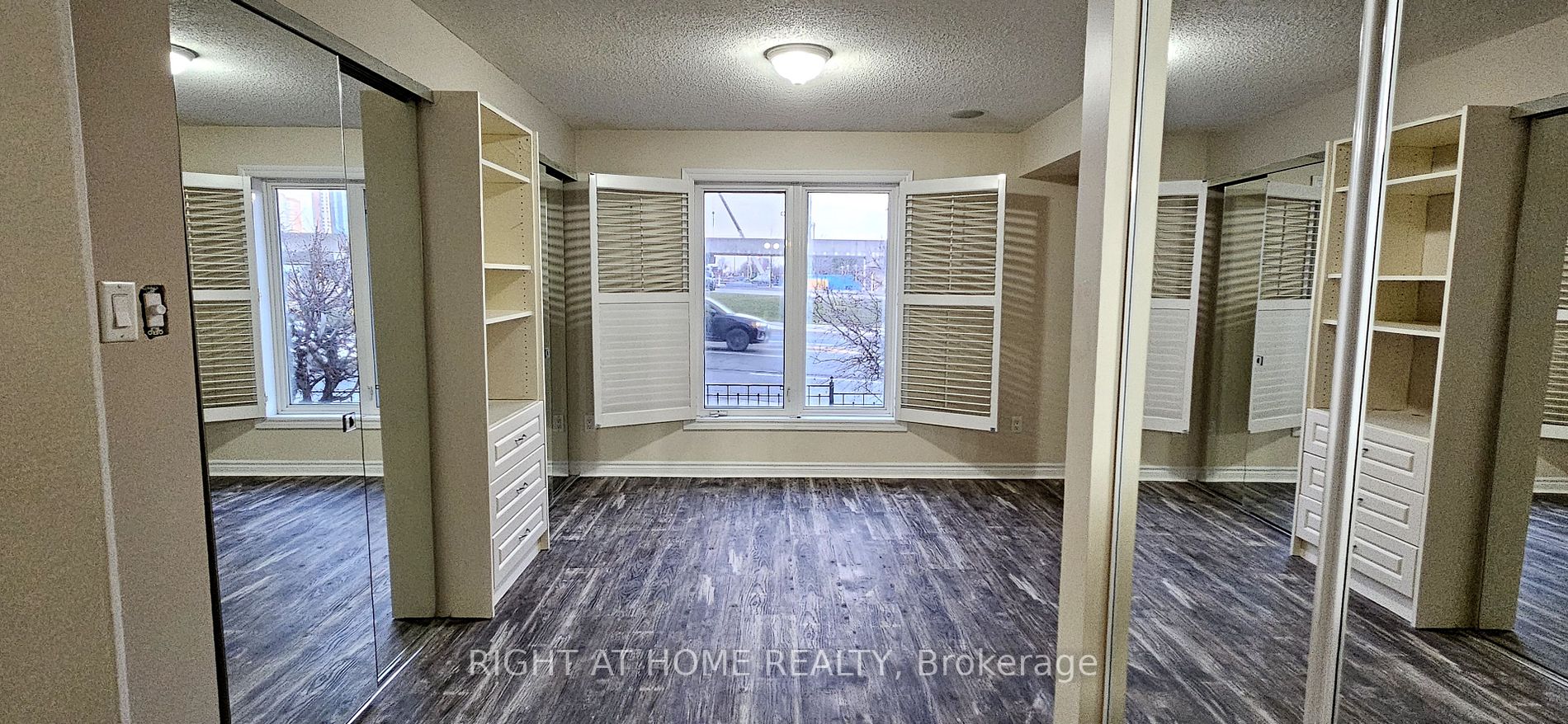 61 Town Centre Crt Th67