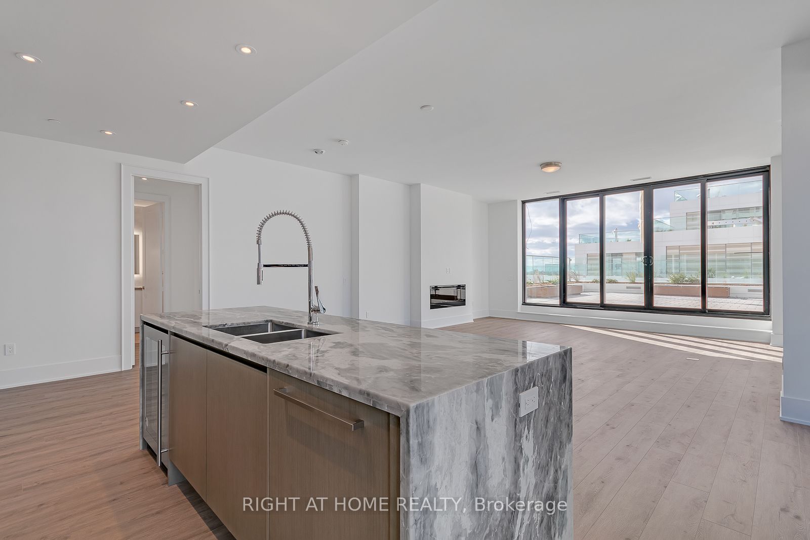 118 Merchants' Wharf 912