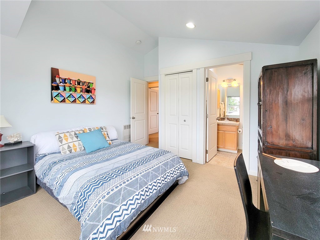 1209 Aurora Avenue N