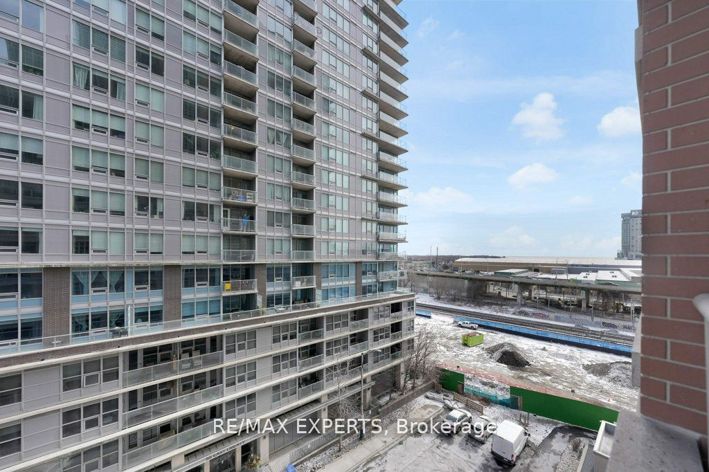 65 E Liberty St 818
