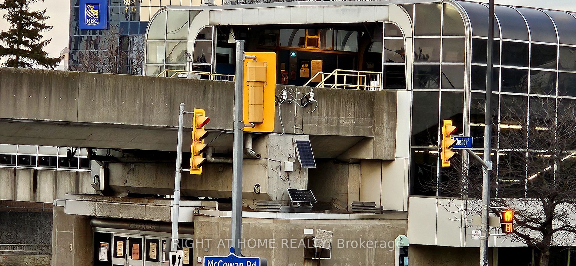 61 Town Centre Crt Th67