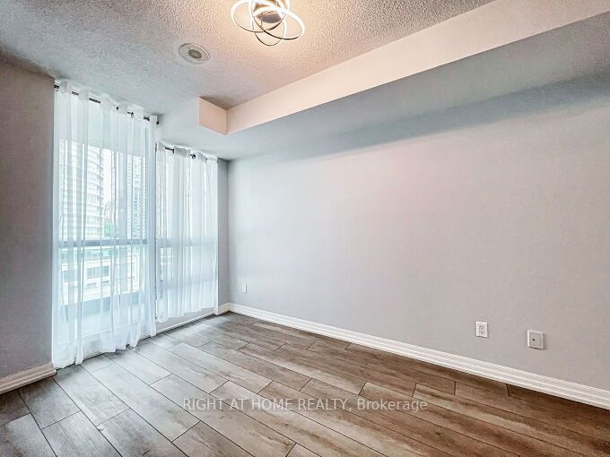 16 Yonge St 803