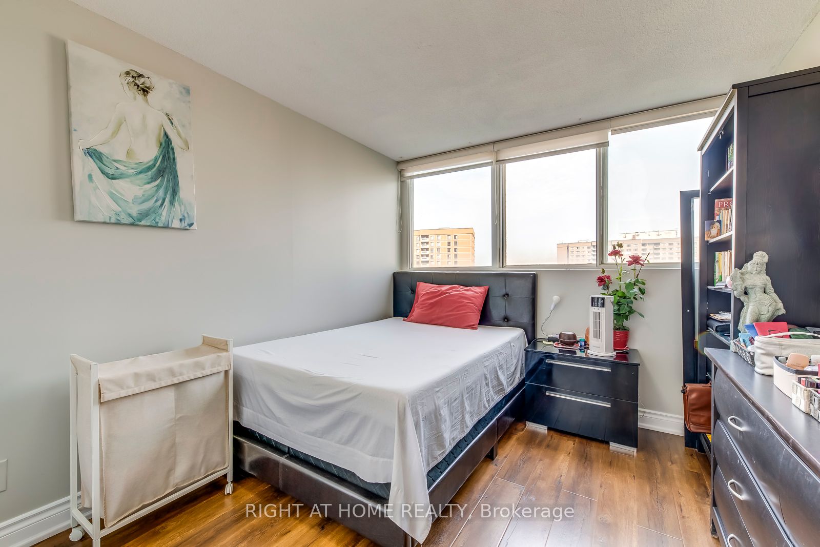 3700 Kaneff Cres 1412