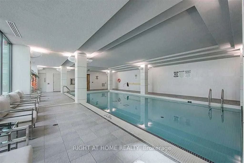 19 Grand Trunk Cres 305