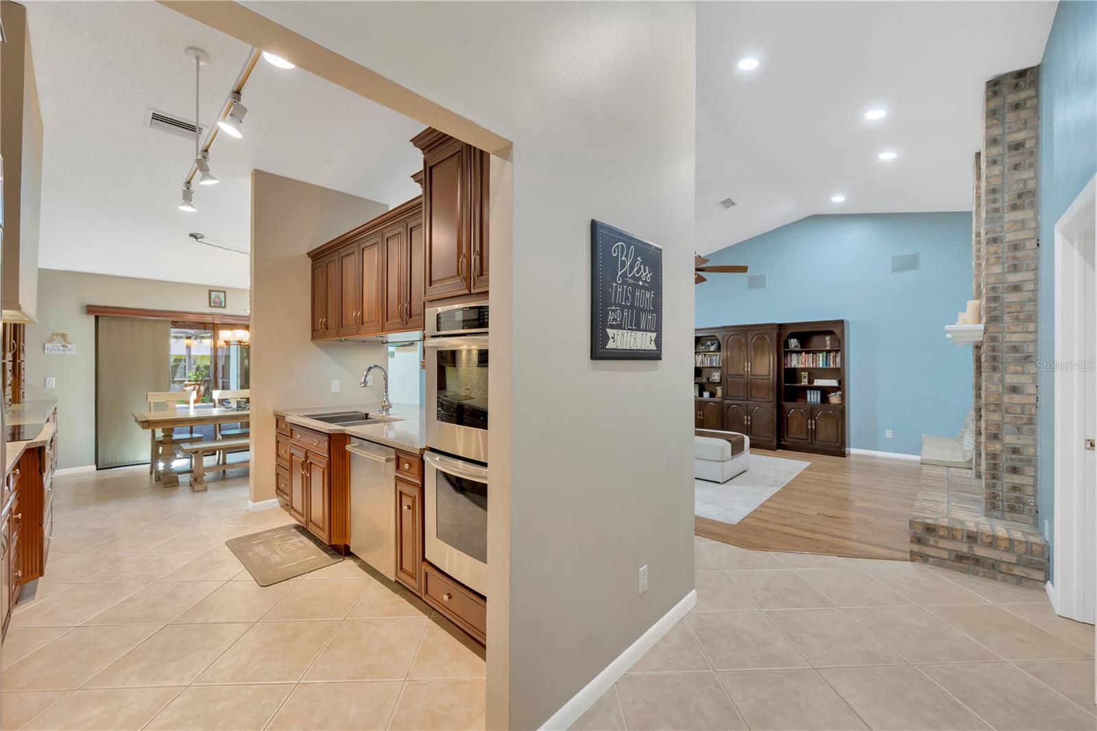 1007 Morfield Lane