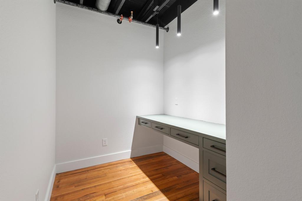 330 W Lamar Street 202