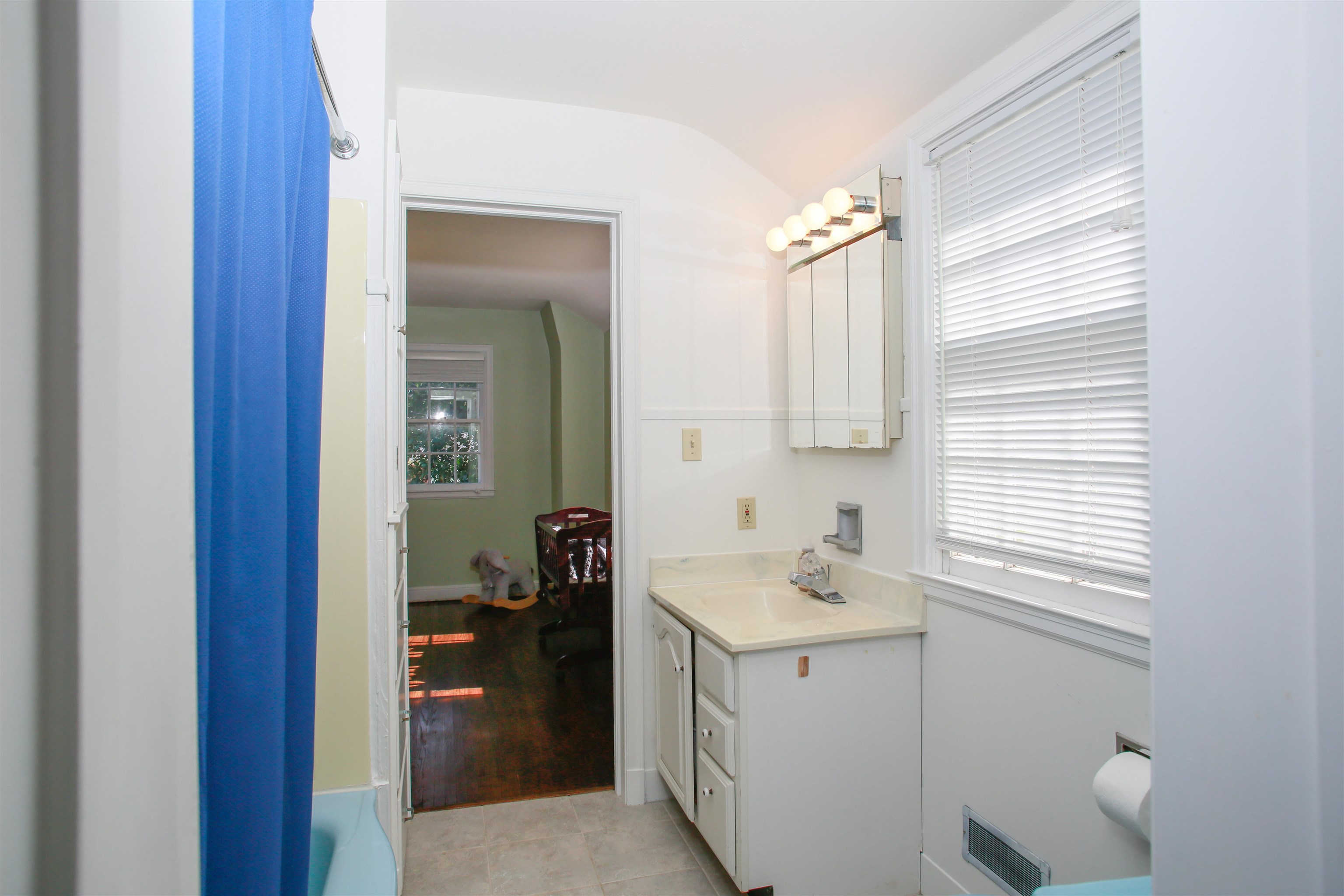1325 W Lincoln