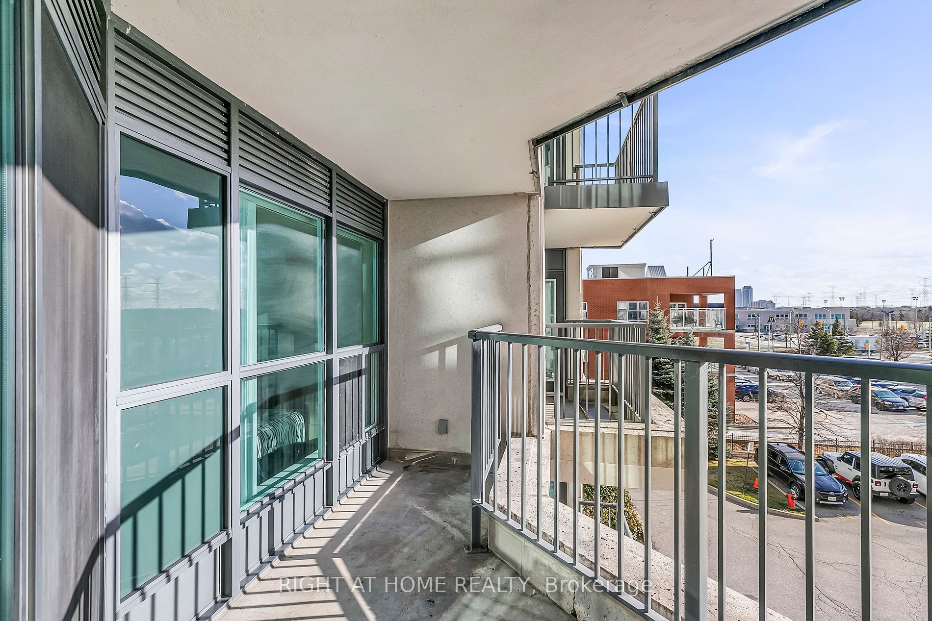 185 Oneida Cres 320