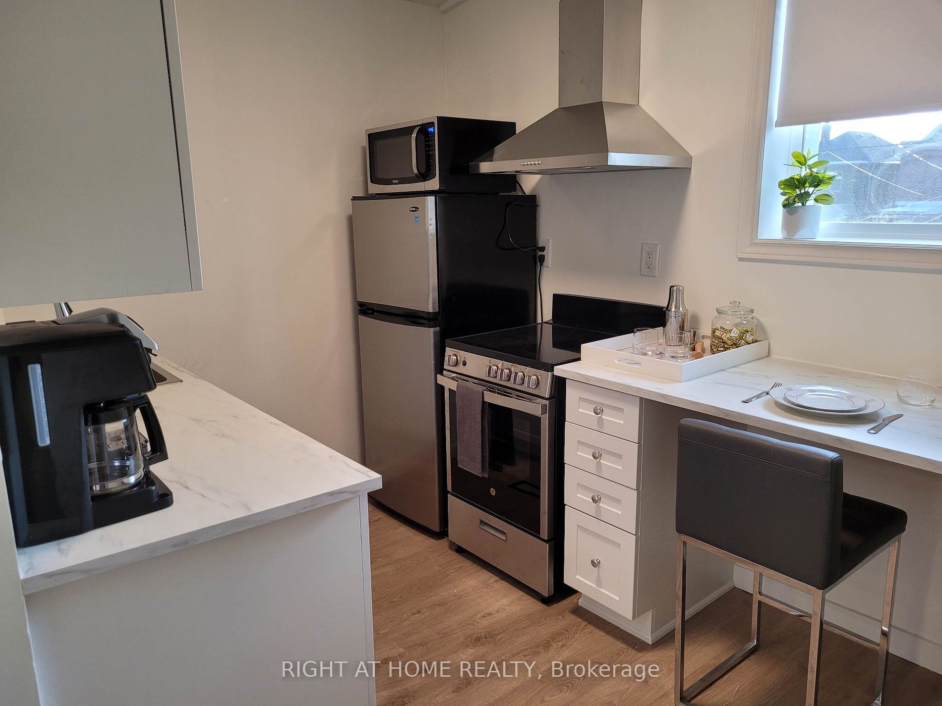 1054 Dufferin St 2nd Flr