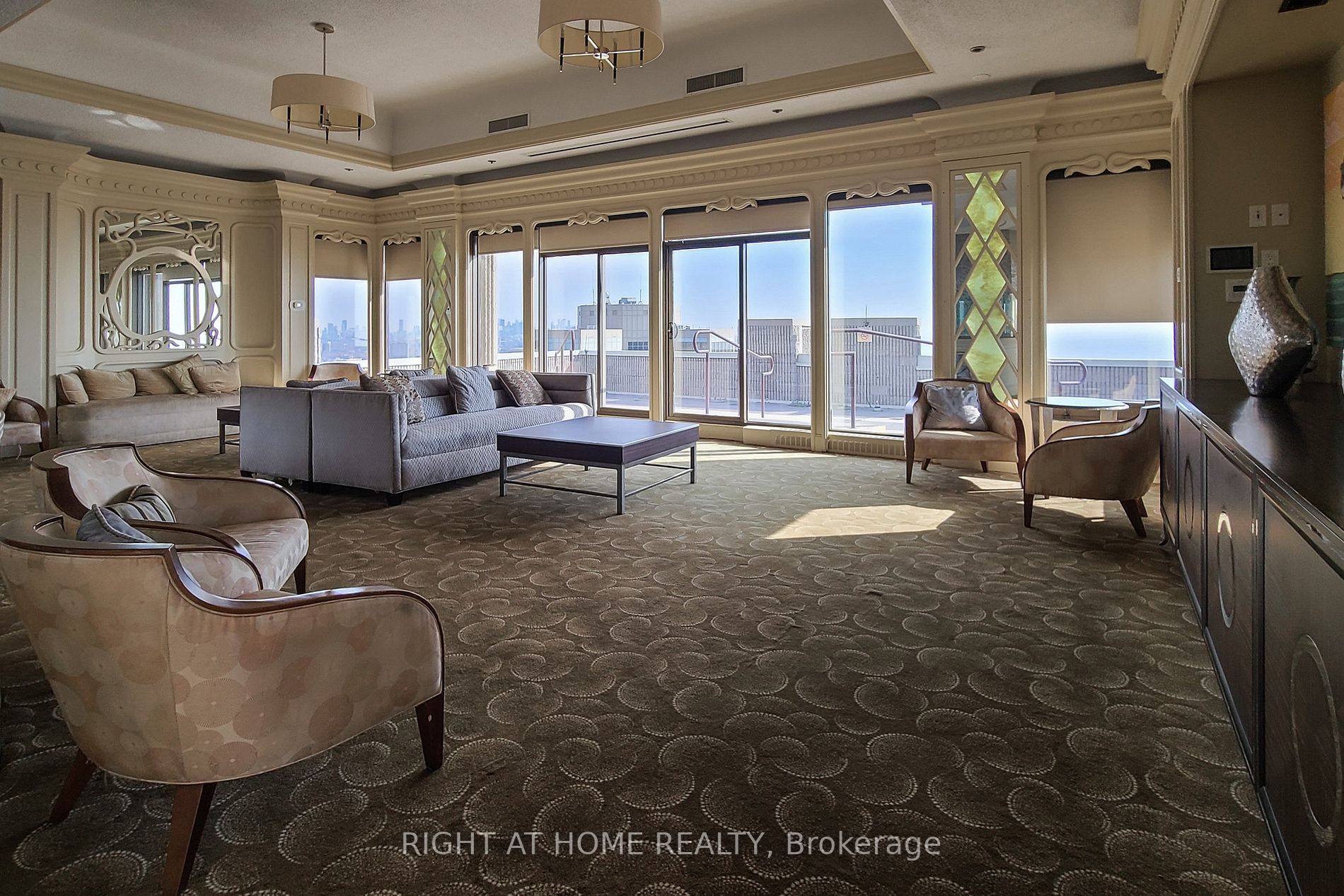 2045 W Lake Shore Blvd 507