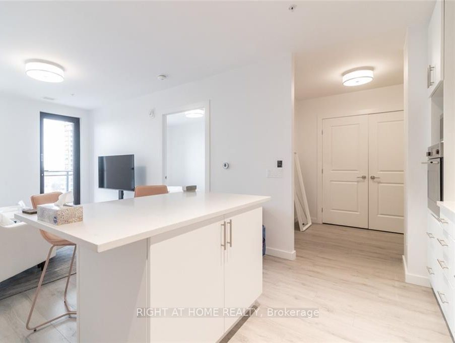 181 S King St 1208