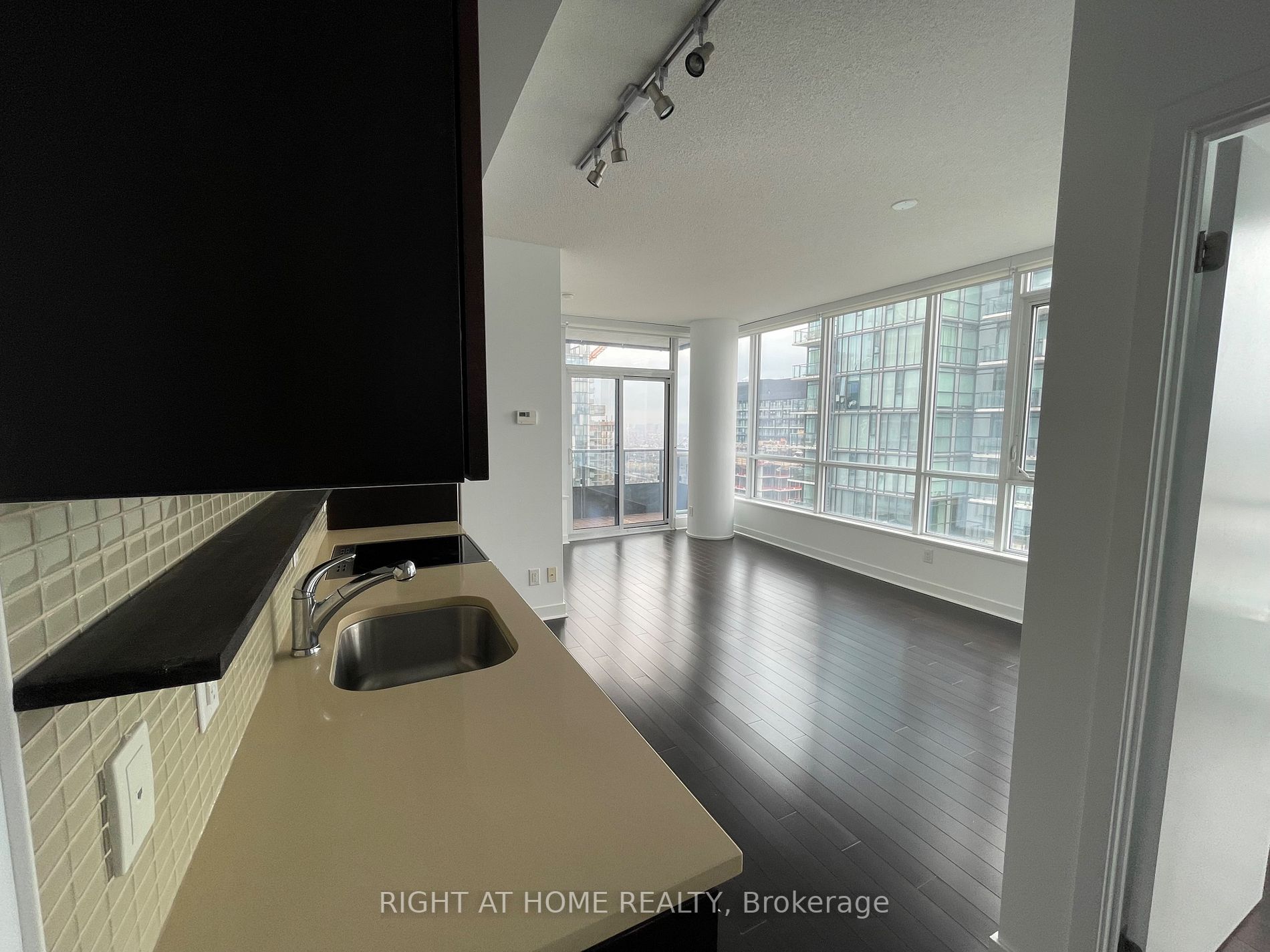 295 W Adelaide St 3802