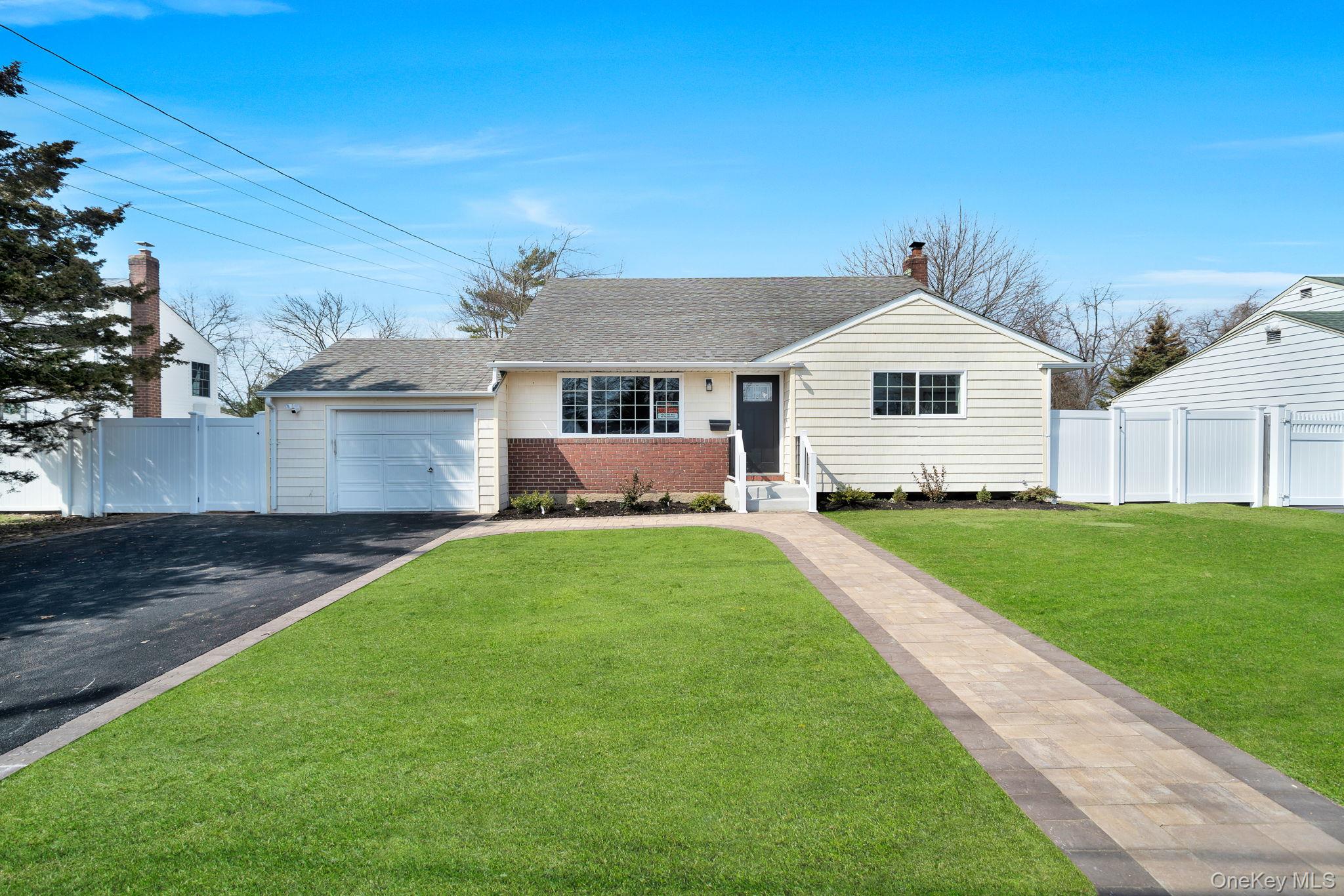 40 Durhamoc Lane, North Babylon, New York, 11703